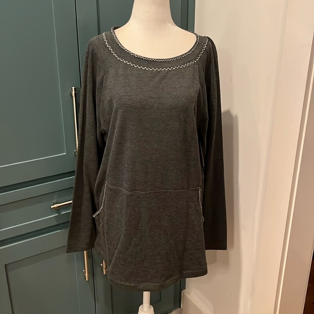 NWOT MAX STUDIO Raglan Sleeve High/low Pullover in Grey with Embroidered trim